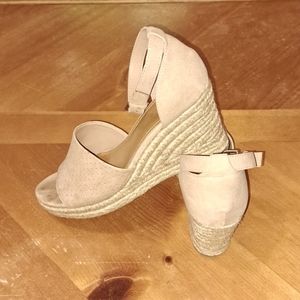 a.n.a. a new approach Size 8 light rose wedge heels